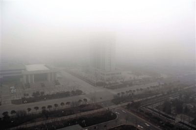 昨日，連云港市贛榆區(qū)14層高樓上拍攝的大霧天氣。當日，江蘇省多地出現(xiàn)大霧天氣。新華社發(fā)