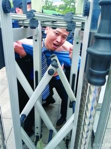 律師王甫在試圖跑進(jìn)衡陽(yáng)中院大門(mén)時(shí)被圍攻者阻止，西服和襯衣被撕爛。