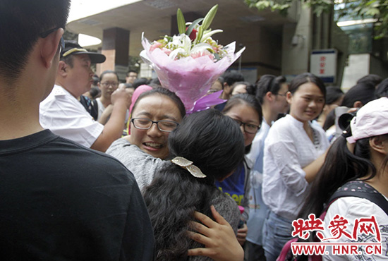 沖向你，給你一個(gè)深情的擁抱。