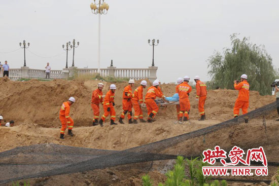 12點(diǎn)07分，又一人被抬出