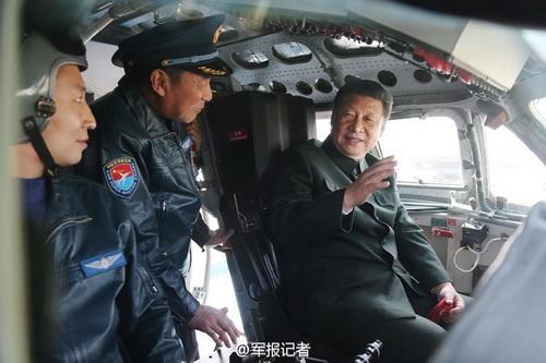 2015年2月16日，習(xí)近平登上戰(zhàn)機(jī)，坐進(jìn)駕駛艙，了解裝備性能，體驗(yàn)操作使用。