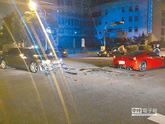 圖為車號8889的法拉利（右）和車號9888的賓利車（左）發(fā)生擦撞，法拉利車身嚴(yán)重?fù)p毀。