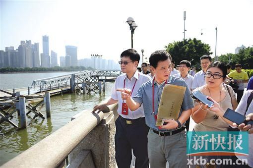 人大代表們在珠江邊現(xiàn)場調(diào)研。