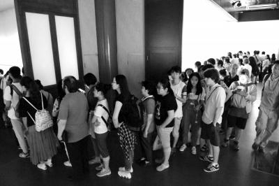 眾人排起長隊等待觀看中國第一畫《清明上河圖》。
