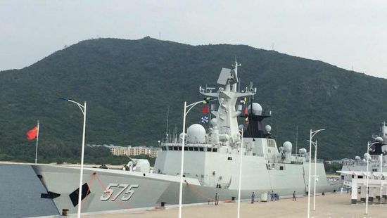 中國海軍艦艇編隊12日上午從三亞起航，參加“和平友誼-2015”中馬兩軍首次實兵聯(lián)演。
