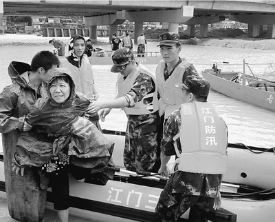 5日，廣東江門市邊防官兵解救被洪水圍困的群眾。 廖 鍵攝（人民視覺）