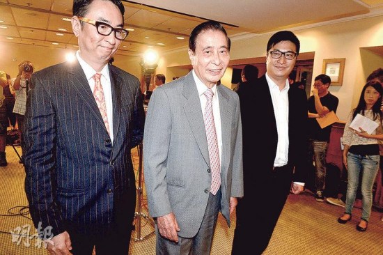 四叔李兆基（中）、長子李家杰（左）及次子李家誠