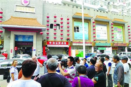 青島宰客海鮮店成“景點(diǎn)”，游人“參觀”拍照。