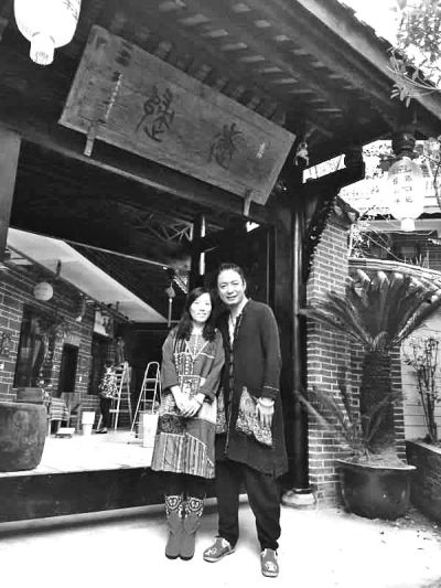 顧少強和丈夫在自己的客棧前合影,作為結(jié)婚照。照片由受訪者提供
