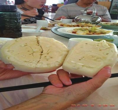 在參加山西游行程中，體驗(yàn)員發(fā)現(xiàn)團(tuán)餐中的饅頭已經(jīng)發(fā)霉。視頻截圖