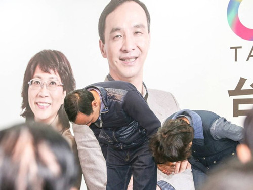 國(guó)民黨明天下午將召開臨時(shí)中常會(huì)，決定由誰(shuí)擔(dān)任代理主席。圖為朱立倫與王如玄上午到競(jìng)選總部，向支持自己競(jìng)選的志工們一一致意，感謝他們的陪伴。圖片來(lái)源：臺(tái)灣《聯(lián)合報(bào)》