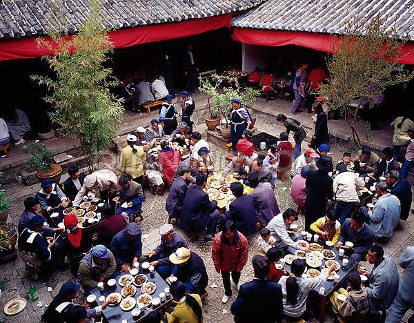 貴州畢節(jié)織金縣板橋鄉(xiāng)政府公職人員在整頓村民亂辦酒席時，雙方發(fā)生沖突并互有出手。