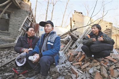 2014年1月，取保候?qū)彽乃螤?zhēng)光和父母看著殘敗的房子，默默流淚