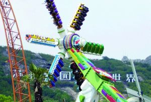 3月28日零點剛過幾分鐘，上海迪士尼6月16日開園日的門票就宣告售罄，巨大的訪問量一度導(dǎo)致票務(wù)系統(tǒng)出現(xiàn)間歇性故障，被網(wǎng)友調(diào)侃“激烈程度堪比春運”。網(wǎng)上甚至有“黃牛”將一張開園門票炒到幾千元。