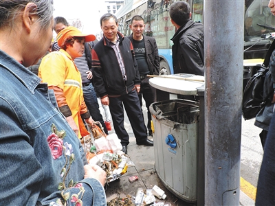 四川達(dá)州市通川區(qū)一垃圾桶，被搶槍支在此被找到。
