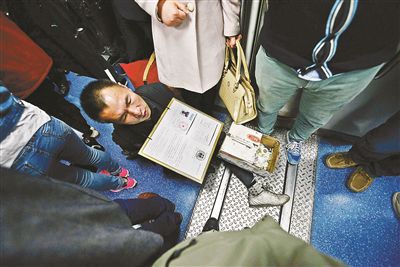 在賣藝時，李大鵬會把判決結(jié)果掛在胸前