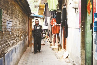 雖然曾被報道擁有兩套房產(chǎn)，李大鵬實際的租住地在一片棚戶區(qū)里