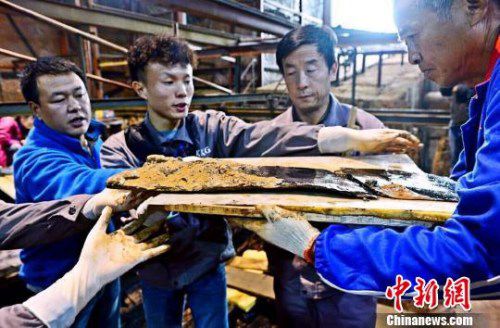 圖為南昌西漢?；韬钅怪鳂∈铱脊虐l(fā)掘現(xiàn)場(chǎng)出土了一組漆器“屏風(fēng)”?！」?攝