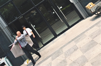 昨日11時(shí)許，新華聯(lián)國際公寓門口，一男子將電視等賭具轉(zhuǎn)移，后被警方控制