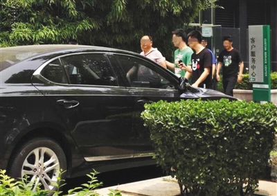 昨日下午，北京警方從新華聯(lián)國際公寓內(nèi)帶出一名男子