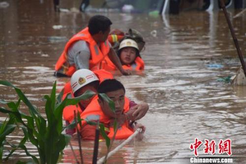 資料圖：6月20日，貴州省黔西南州暴雨成災。圖為消防員抗洪救人?！∏髂舷?攝
