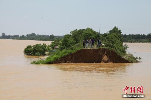資料圖：6月21日，江西鄱陽縣濱田水庫泄洪道河堤(濱田河)潰口現(xiàn)場。 王劍 攝