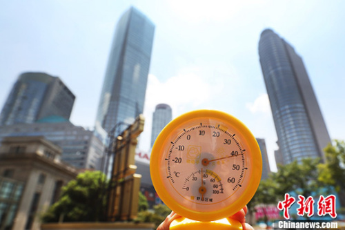 7月26日中午12點39分，南京街頭高溫逼人，用溫度計測量的實時溫度超過40攝氏度。 中新社記者 泱波 攝