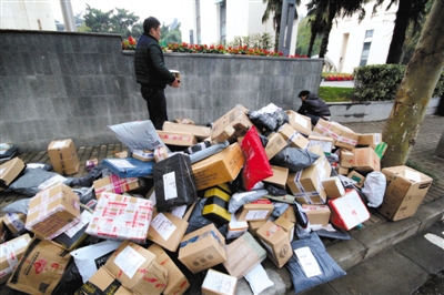 2015年11月19日，江蘇省南京市，河海大學校園外的路上大堆的快遞。圖/視覺中國
