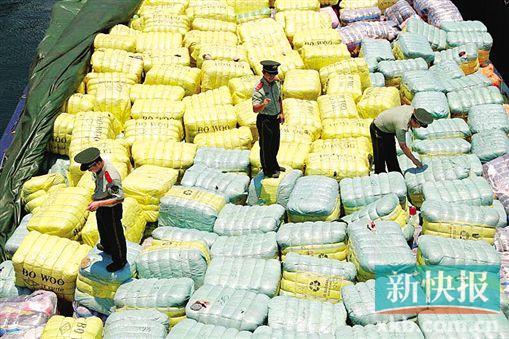 邊防官兵正在檢查截獲的走私舊衣物。 通訊員供圖