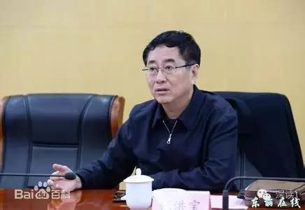 通報指出，張洪寶眼看著幾年前還不知名的個體老板搖身一變成為大企業(yè)家，心里既艷羨又發(fā)酸，滋生了“我為他們贏得了好的發(fā)展機(jī)遇，收些款物就權(quán)當(dāng)是對我這些年辛勤工作的一種補(bǔ)償”的念頭。于是他開始熱衷于與身邊的企業(yè)老板拉拉扯扯、勾肩搭背，剛開始只是幾頓飯、幾張卡，日積月累，越陷越深，不給錢不辦事，給了錢才辦事，在東麗人稱