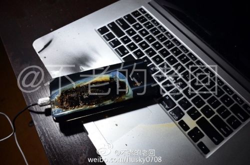 根據(jù)圖片來看，蘋果MacBook Pro筆記本觸控面板左邊部分被熏黑，而且該網(wǎng)友也提供了充電設(shè)備，就是三星Note 7原裝充電器。