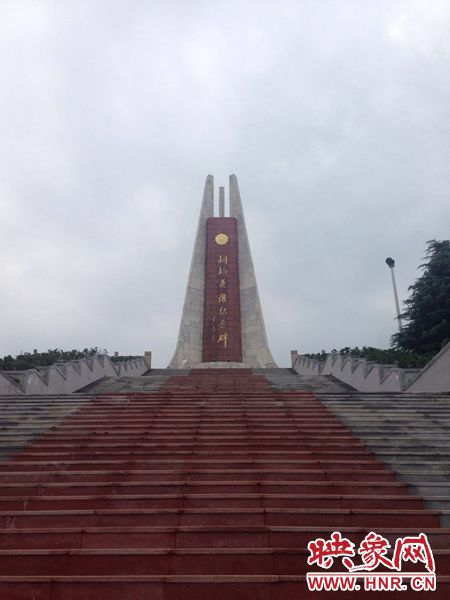桐柏是革命老區(qū)，英雄紀(jì)念碑位于南端翠屏山上。