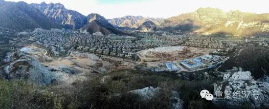 河北淶水“青青小鎮(zhèn)”1-6期全景圖，上百棟別墅組成的別墅群依山而建。部分山體被炸平，準(zhǔn)備建起聯(lián)排雙拼別墅。    新京報記者 大路 攝