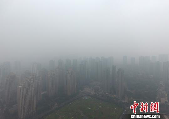  1月5日，重慶主城上空一片灰蒙蒙。