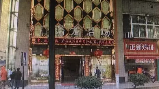 張阿姨說(shuō)，附近柜臺(tái)一名工作人員，說(shuō)什么也不讓她在這塊走廊哄孫女，幾句不和，雙方吵了起來(lái)。