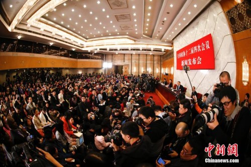 資料圖：2016年3月2日，全國(guó)政協(xié)十二屆四次會(huì)議新聞發(fā)布會(huì)在北京人民大會(huì)堂舉行，大會(huì)新聞發(fā)言人王國(guó)慶回答記者提問(wèn)。 中新社記者 杜洋 攝