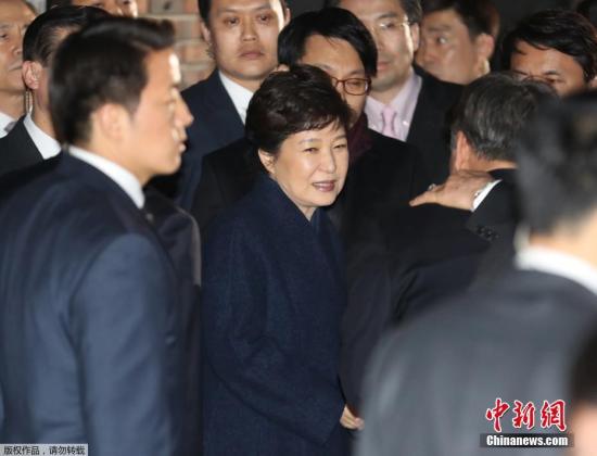 樸槿惠抵達私宅面帶微笑。