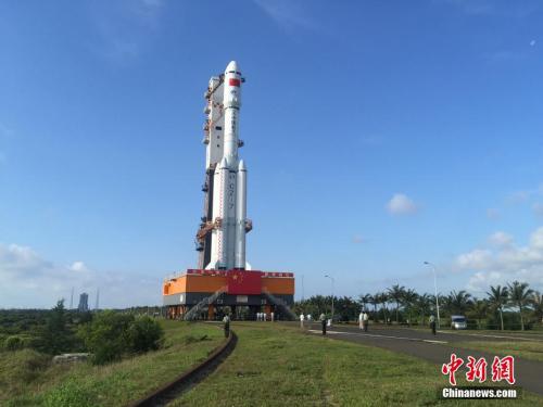 4月17日7時30分，承載著長征七號遙二運載火箭與天舟一號貨運飛船組合體的活動發(fā)射平臺，垂直轉(zhuǎn)運至發(fā)射區(qū)，標志著“天舟一號”飛行任務(wù)正式進入發(fā)射階段。閆寧 攝