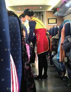 高鐵盒飯價格過高問題，近年來已成為社會熱點話題。高鐵盒飯價格緣何居高不下呢？究竟是盒飯企業(yè)壟斷化經營，還是盒飯的成本高？這都需要高鐵相關部門公開透明，算出明細賬。