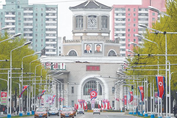 4月25日是朝鮮人民軍建軍85周年紀(jì)念日。圖為24日的平壤街頭。