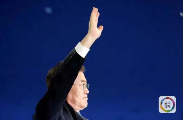 目前民調(diào)領(lǐng)先的共同民主黨候選人文在寅方面當(dāng)天上午表示，強(qiáng)行在星州部署“薩德”的做法“無視國民意愿和程序”，實(shí)際上切斷了下屆政府針對“薩德”相關(guān)政策的判斷余地。