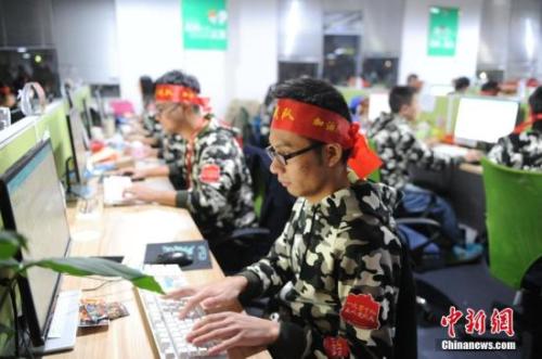 資料圖：安徽蕪湖某電商迎戰(zhàn)雙十一。中新社記者 張婭子 攝