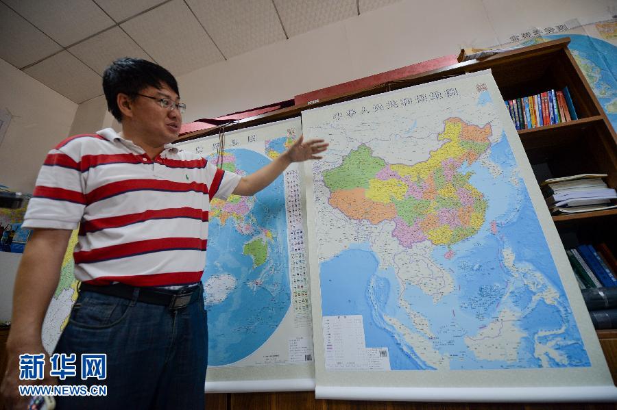 6月23日，湖南地圖出版社總編輯雷宜遜在介紹豎版《中華人民共和國地圖》。