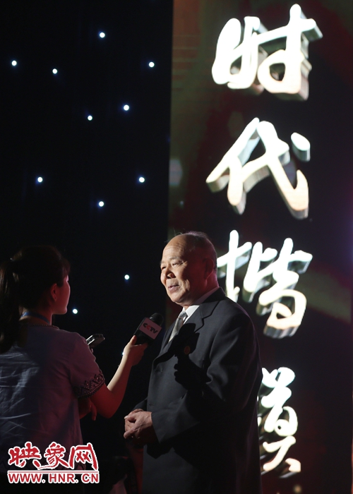 河南鄧州“編外雷鋒團(tuán)”團(tuán)長宋清梅，在“時(shí)代楷模”發(fā)布廳接受中央媒體現(xiàn)場采訪。