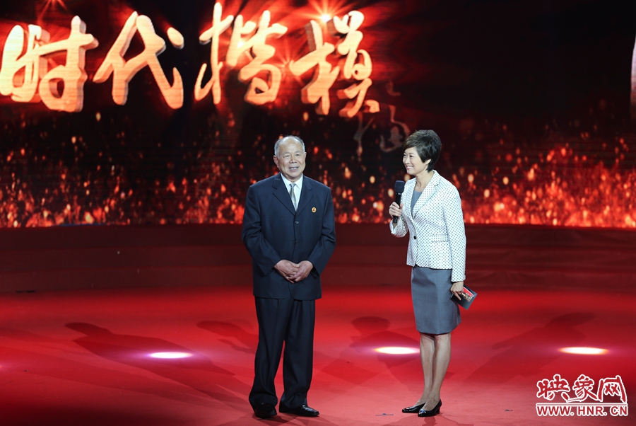 河南鄧州“編外雷鋒團(tuán)”團(tuán)長，在“時(shí)代楷?！卑l(fā)布廳接受敬一丹訪問。