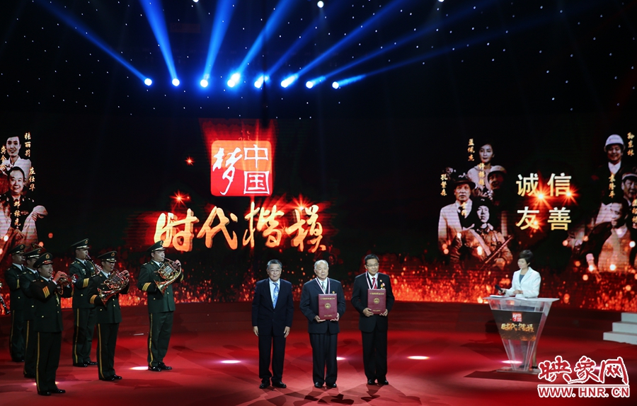河南鄧州“編外雷鋒團(tuán)”和黑龍江鶴崗市工農(nóng)區(qū)法院孫波，被授予“時(shí)代楷模”榮譽(yù)稱號(hào)。