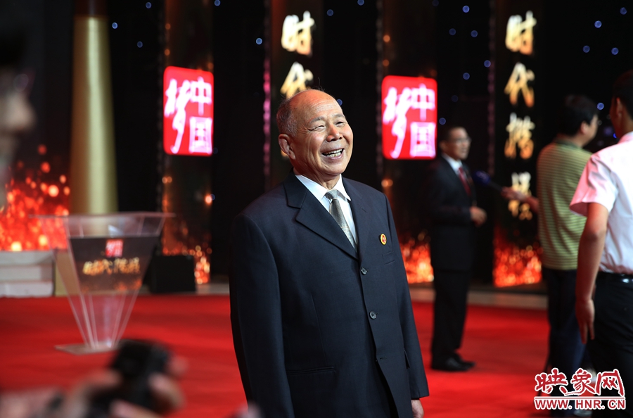 河南鄧州“編外雷鋒團(tuán)”被中宣部授予“時(shí)代楷模”榮譽(yù)稱號(hào)，團(tuán)長宋清梅非常激動(dòng)和高興。