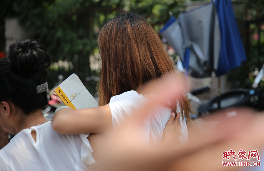 兩名看守攤位的女孩見記者拍照離開現(xiàn)場。