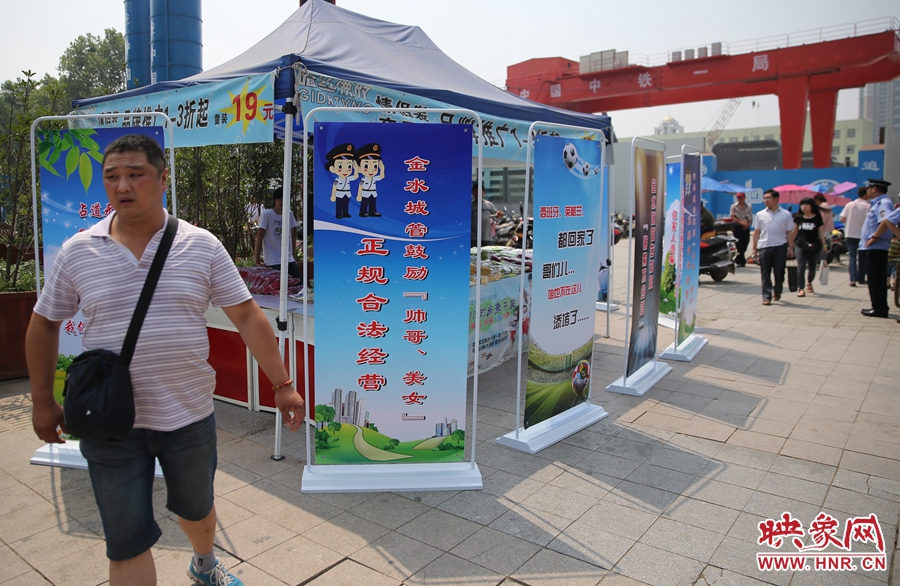 攤位被“圍觀”后，沒有一單生意，過往市民叫好。