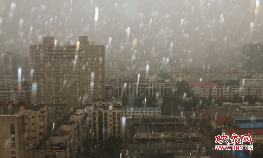 17時(shí)25分,鄭州強(qiáng)降雨,紫荊山附近的市民真切地感受到了什么叫大雨傾盆。